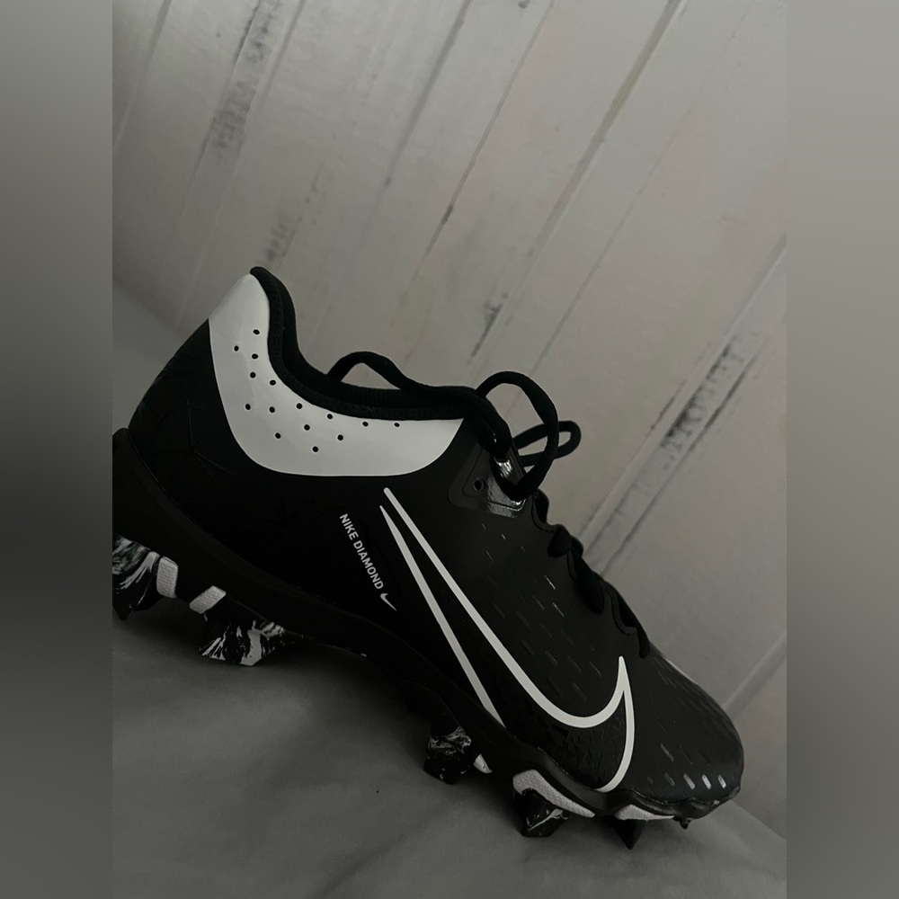 BRAND NEW with original box 📦! Youth softball 🥎 cleats.